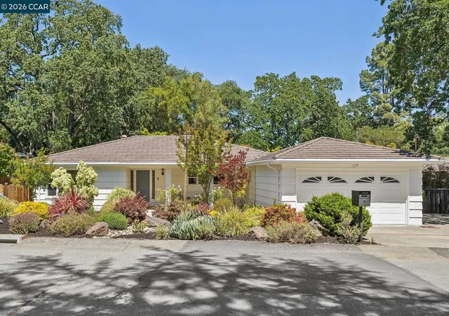 Photo 2 of Sale Pending at 4 Crest Rd, Lafayette, CA 94549 | MLS# 41138422 | Listing updated on 2026-07-02