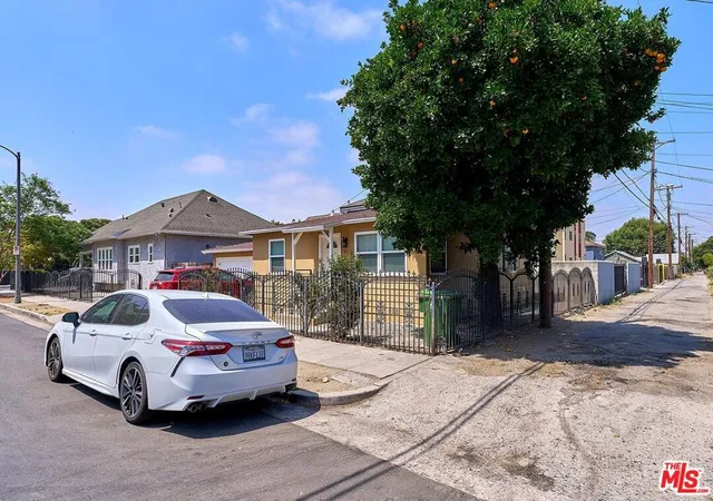Listing Photo 4 - Condo for sale in building located at 1305 W 37th Pl, Los Angeles, CA 90007