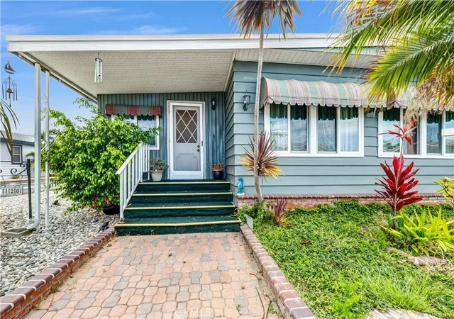 Photo 4 of Manufactured home for sale at 19361 Brookhurst St #120, Huntington Beach, CA 92646 | MLS# OC26130666 | Listing updated on 2026-09-01