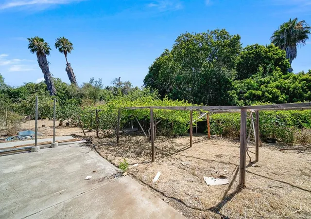 Photo 4 of Single family home for sale at 412 Taylor St, Vista, CA 92084 | MLS# NDP2605773 | Listing updated on 2026-09-10
