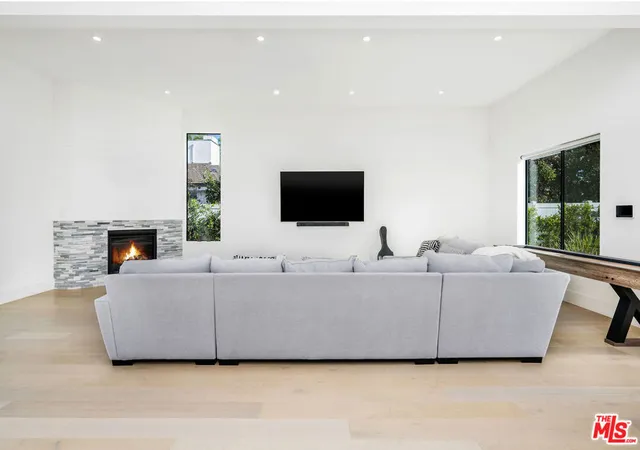 3rd image of 22931 Dolorosa St, Woodland Hills, CA 91367 | MLS# 26847753