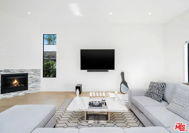 5th image of 22931 Dolorosa St, Woodland Hills, CA 91367 | MLS# 26847753