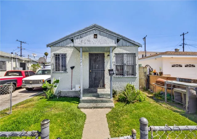 3rd image of 621 W Spruce, Compton, CA 90220 | MLS# CV26130637