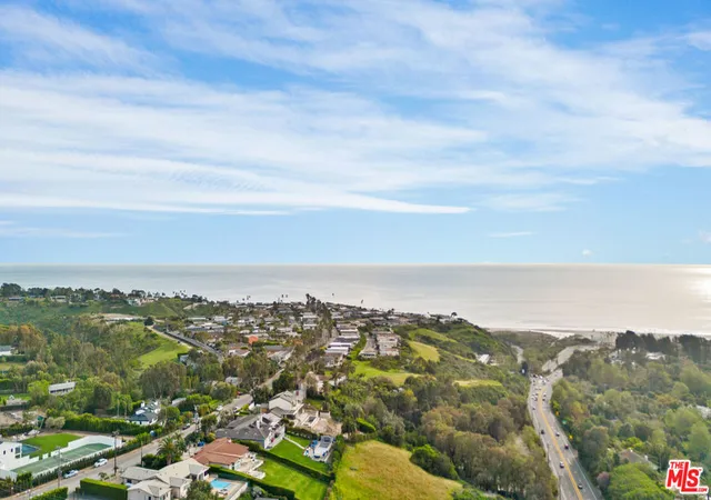 Listing Photo 2 - Condo for sale in building located at 29221 Heathercliff Rd, Malibu, CA 90265 - Unit #13