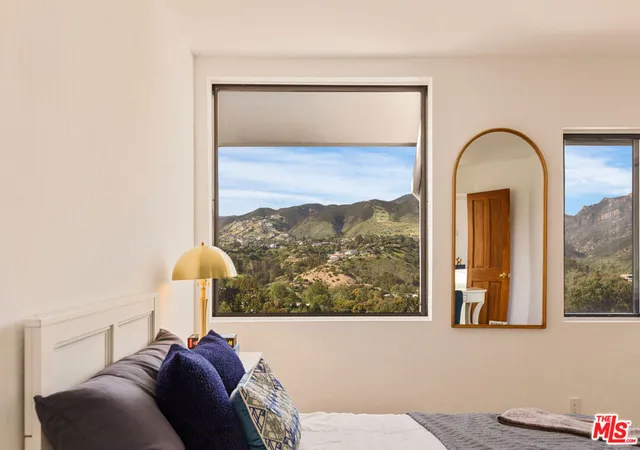 Listing Photo 5 - Condo for sale in building located at 29221 Heathercliff Rd, Malibu, CA 90265 - Unit #13
