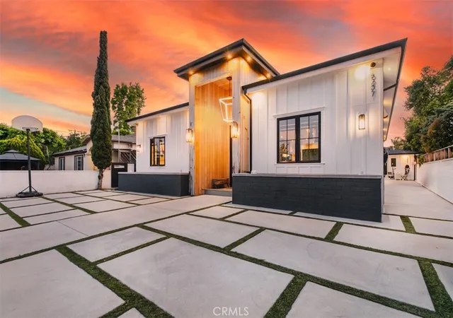 1st image of 6207 Babcock, North Hollywood, CA 91606 | MLS# SR26131721