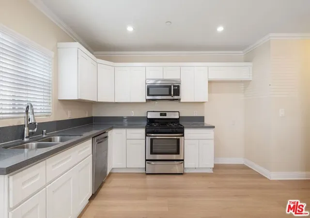 Listing Photo 4 - Condo for sale in building located at 1147 S Kenmore Ave, Los Angeles, CA 90006