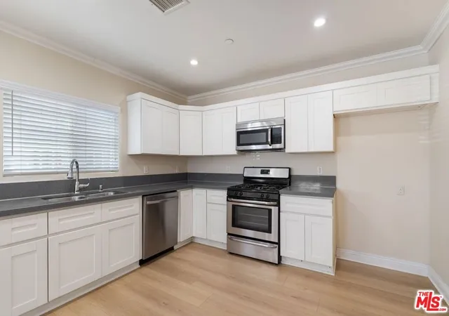 Listing Photo 5 - Condo for sale in building located at 1147 S Kenmore Ave, Los Angeles, CA 90006