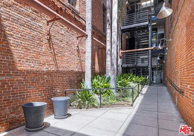 3rd image of 500 Molino St #207, Los Angeles, CA 90013 | MLS# 26848591