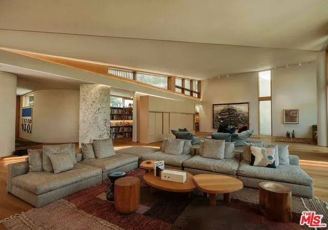 Photo 2 of Mansion for sale at 800 Brooktree Rd, Pacific Palisades, CA 90272 | MLS# 26848505 | Listing updated on 2026-06-25