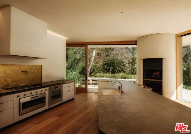 Photo 4 of Single family home for sale at 800 Brooktree Rd, Pacific Palisades, CA 90272 | MLS# 26848505 | Listing updated on 2026-06-25