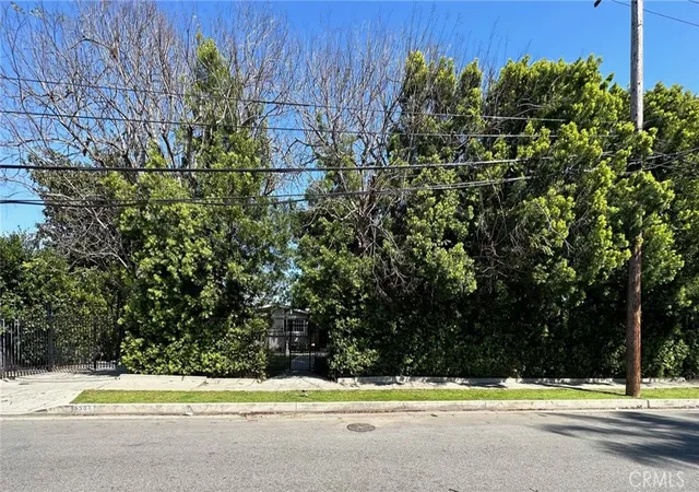 Photo 4 of Single family home for sale at 5504 Tyrone Ave, Sherman Oaks, CA 91401 | MLS# SR26132354 | Listing updated on 2026-06-18