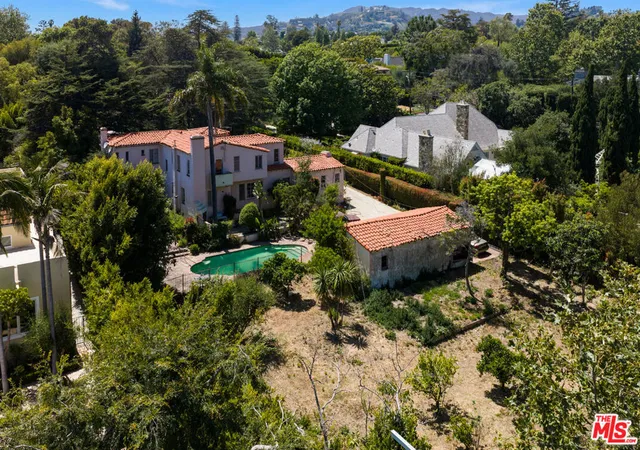 Photo 3 of Sale Pending at 160 N Cliffwood Ave, Los Angeles, CA 90049 | MLS# 26840569 | Listing updated on 2026-07-10