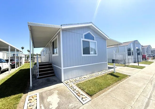 Photo 3 of Manufactured home for sale at 1358 Oakland Rd #121, San Jose, CA 95112 | MLS# ML82051360 | Listing updated on 2026-10-12