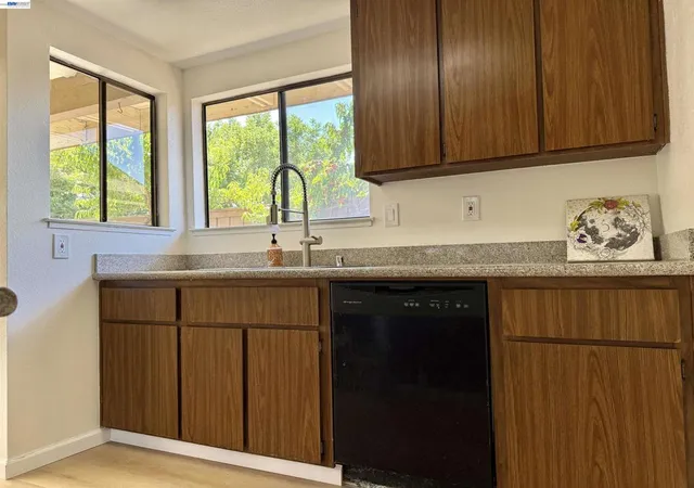 5th image of 2400 Horizon Ln, Antioch, CA 94509