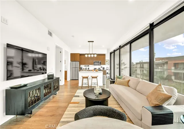 2nd image of 709 E Walnut St #415, Pasadena, CA 91101 | MLS# AR26132677