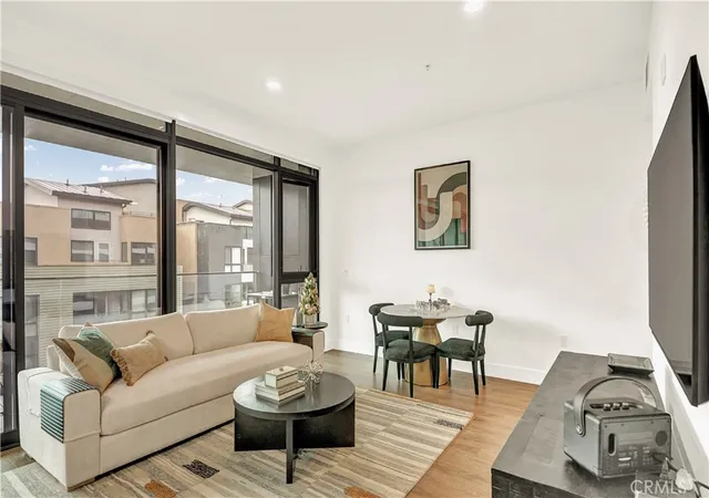 4th image of 709 E Walnut St #415, Pasadena, CA 91101 | MLS# AR26132677