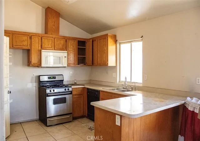 Photo 2 of Single family home for sale at 124 Old Drovers Ln, Bakersfield, CA 93307 | MLS# HD26132873 | Listing updated on 2026-06-21
