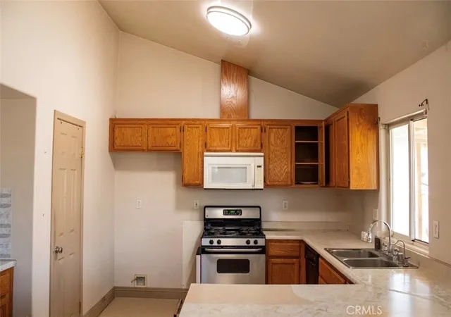 Photo 3 of Single family home for sale at 124 Old Drovers Ln, Bakersfield, CA 93307 | MLS# HD26132873 | Listing updated on 2026-06-21
