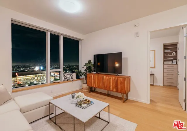 2nd image of 889 Francisco St #1801, Los Angeles, CA 90017 | MLS# 26846009