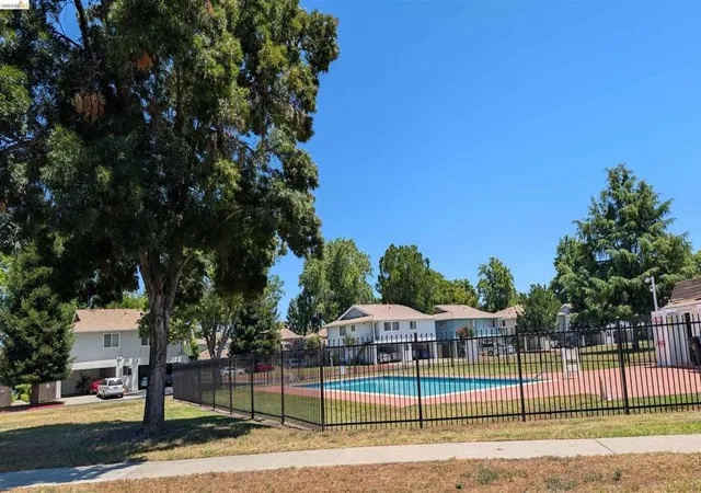 Homes for sale in Concord, CA | 1387 Del Rio Cir, Concord, CA 94518 | Houzeo
