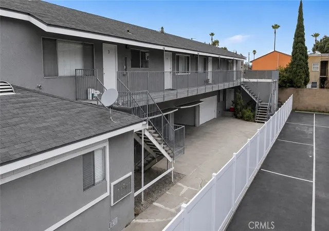 Listing Photo 4 - Condo for sale in building located at 2311 Vanderbilt Ln, Redondo Beach, CA 90278