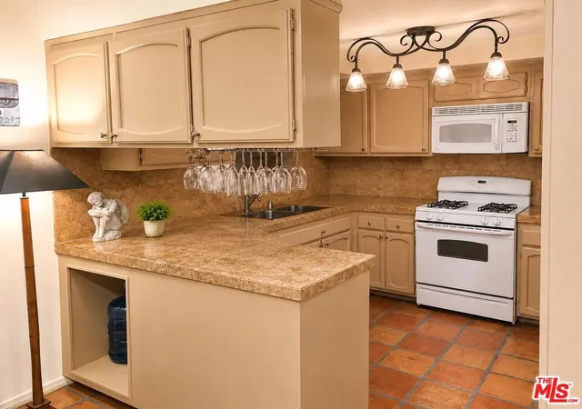 4th image of 19451 Sherman Wy #506, Reseda, CA 91335 | MLS# 26847185