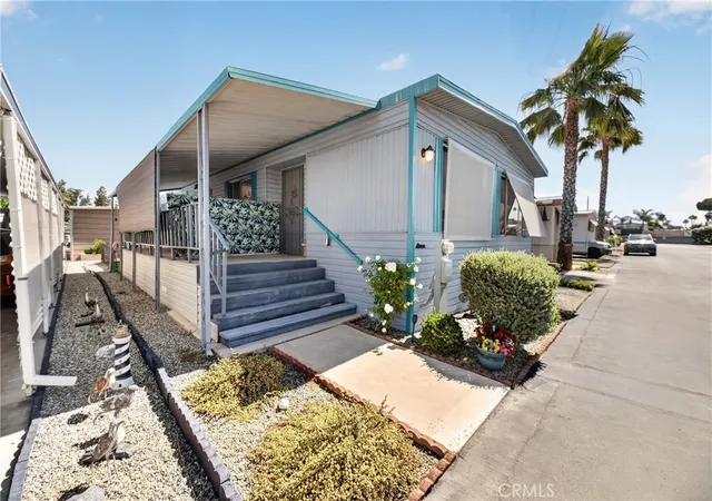 Photo 3 of Manufactured home for sale at 725 W Thornton Ave #136, Hemet, CA 92543 | MLS# IV26133629 | Listing updated on 2026-06-19