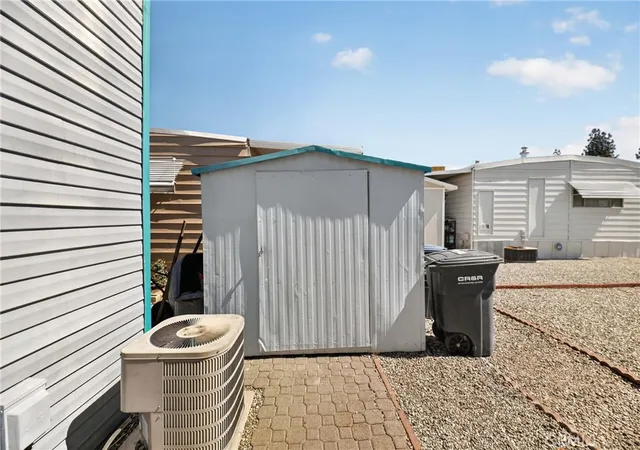 Photo 4 of Manufactured home for sale at 725 W Thornton Ave #136, Hemet, CA 92543 | MLS# IV26133629 | Listing updated on 2026-06-19
