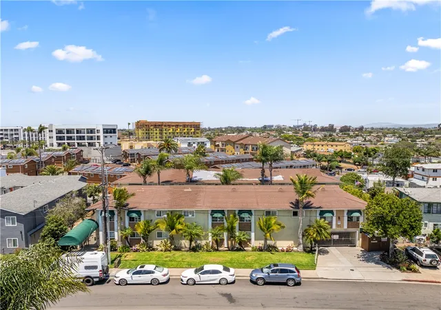 Listing Photo 2 - Condo for sale in building located at 2217 Burroughs St, San Diego, CA 92111 - Unit #5