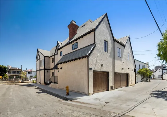 Photo 3 of Single family home for sale at 55 Rivo Alto Cnl, Long Beach, CA 90803 | MLS# PW26134083 | Listing updated on 2026-06-29