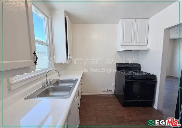 Homes for sale in Inglewood, CA | 315 W Queen St, Inglewood, CA 90301 | MLS# 26849765