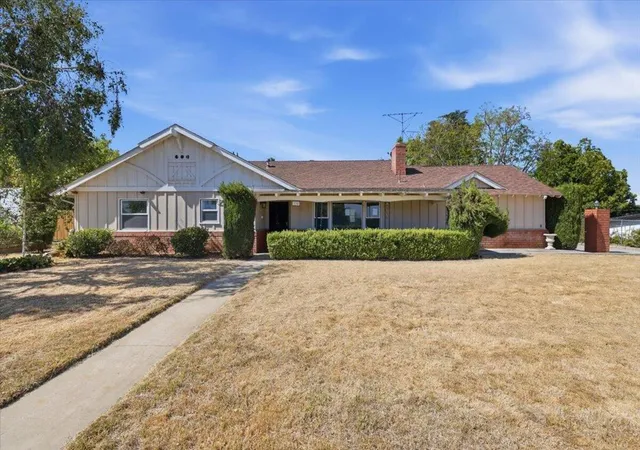 2nd image of 230 E Sunset Dr N, Redlands, CA 92373 | MLS# 219149407DA