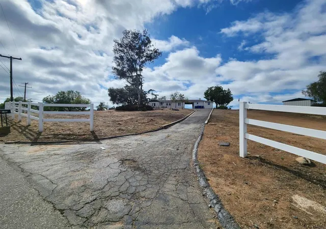 Photo 4 of Single family home for sale at 1060 Crst View Rd, Vista, CA 92081 | MLS# NDP2605928 | Listing updated on 2026-06-19