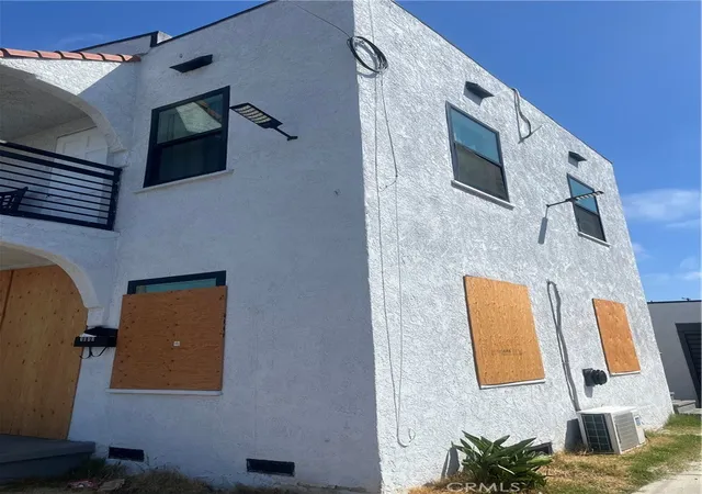 Photo 2 of Sale Pending at 1040 N Almond Ct, Long Beach, CA 90813 | MLS# DW26134687 | Listing updated on 2026-09-16