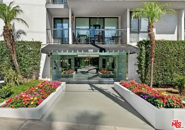 2nd image of 906 N Doheny Dr, West Hollywood, CA 90069