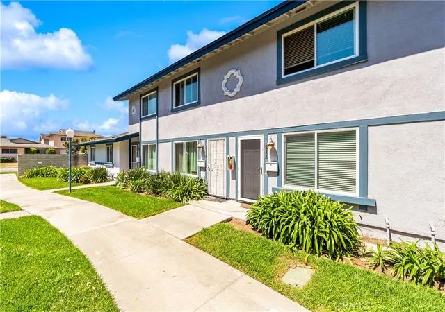 Photo 2 of Condo for sale at 16578 Nube Ln, Huntington Beach, CA 92649 | MLS# OC26102040 | Listing updated on 2026-09-23