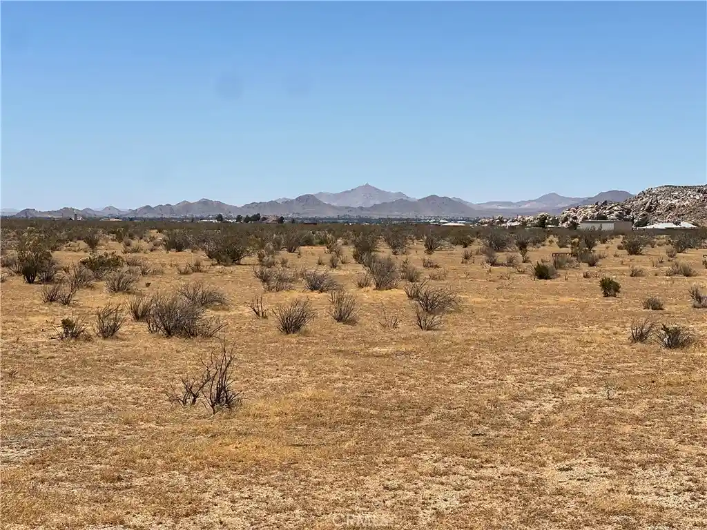 Photo 1 of Sale Pending at 5 Del Oro Rd, Apple Valley, CA 92308 | MLS# HD26132030 | Listing updated on 2026-10-16