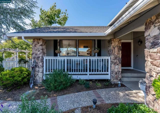 Photo 4 of Sale Pending at 423 Duperu Dr, Crockett, CA 94525 | MLS# 41139138 | Listing updated on 2026-10-04