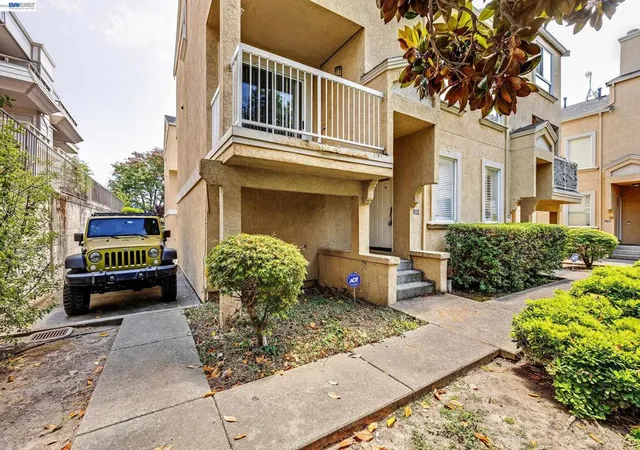 Photo 3 of Sale Pending at 260 Estabrook St, San Leandro, CA 94577 | MLS# 41139145 | Listing updated on 2026-07-01