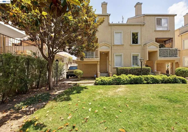 Listing Photo 4 - Condo for sale in building located at 260 Estabrook St, San Leandro, CA 94577