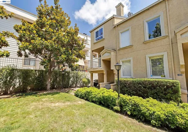 Listing Photo 5 - Condo for sale in building located at 260 Estabrook St, San Leandro, CA 94577