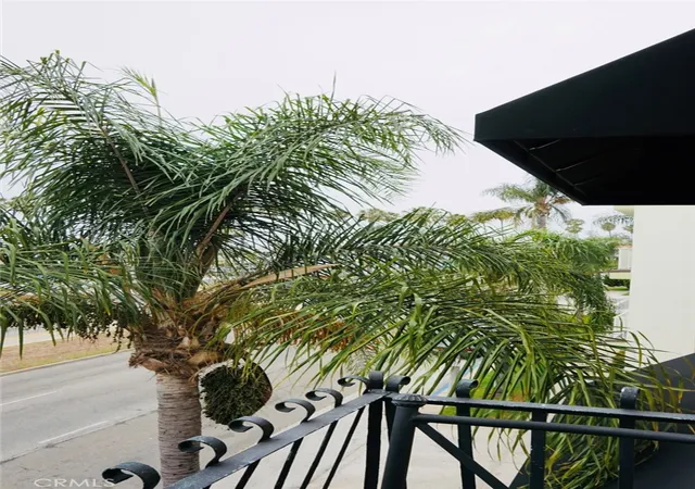 Listing Photo 5 - Condo for sale in building located at 3921 E Livingston, Long Beach, CA 90803