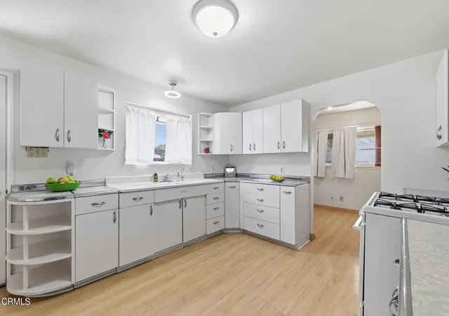 Photo 4 of Single family home for sale at 916 E Santa Paula St, Santa Paula, CA 93060 | MLS# V1-37135 | Listing updated on 2026-09-23