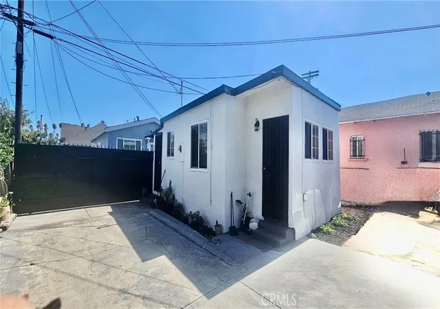 Listing Photo 5 - Condo for sale in building located at 1146 W 52nd, Los Angeles, CA 90037