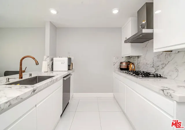 Listing Photo 4 - Condo for sale in building located at 4925 Wilshire Blvd, Los Angeles, CA 90010 - Unit #302