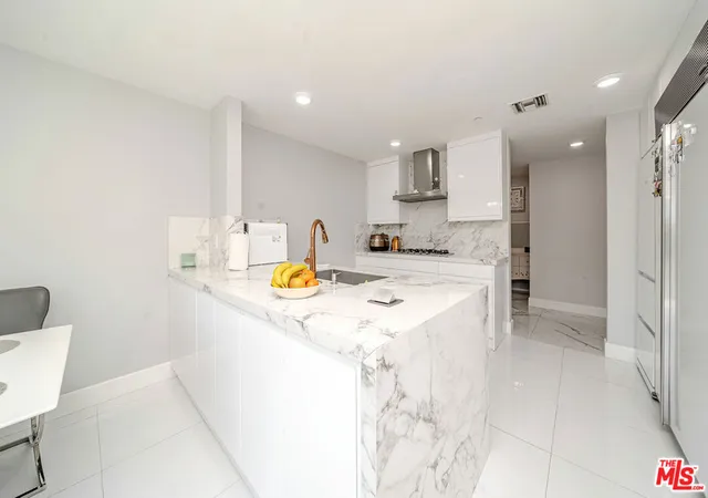 Listing Photo 5 - Condo for sale in building located at 4925 Wilshire Blvd, Los Angeles, CA 90010 - Unit #302