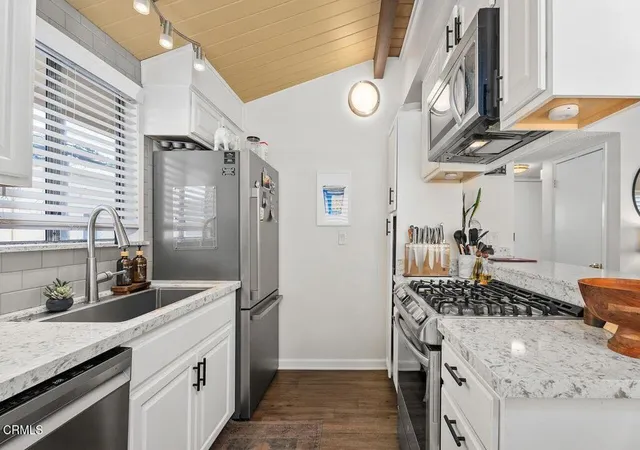 Listing Photo 5 - Condo for sale in building located at 60 Bennett Ave, Long Beach, CA 90803