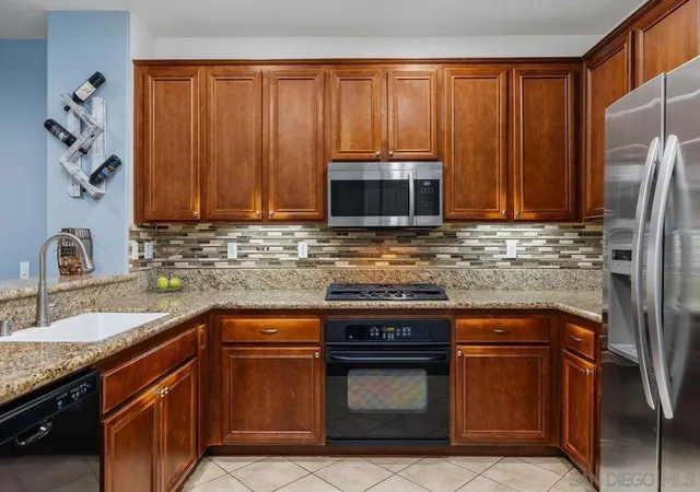 Listing Photo 4 - Condo for sale in building located at 156 Via Montisi, Santee, CA 92071