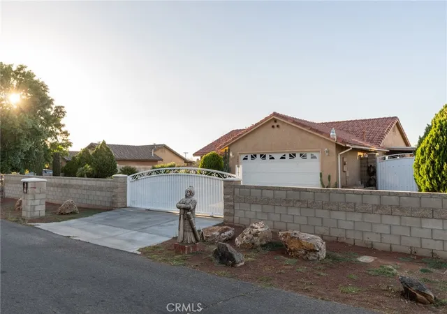2nd image of 22410 Broken Lance Ct, Apple Valley, CA 92307 | MLS# HD26136296